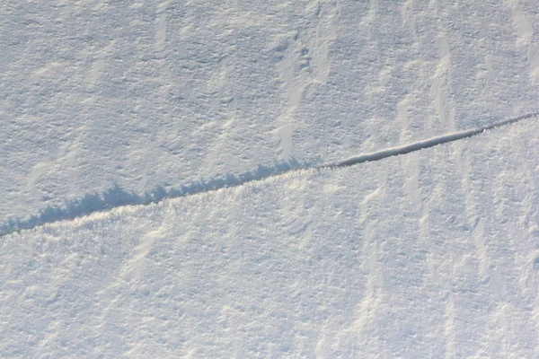 Crack sur la rivière des neiges au printemps — Photo