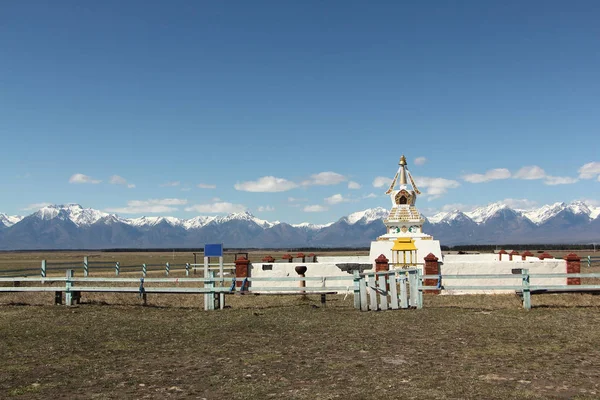 Buddhist stupa in the Tunkinsky valley , Buryatia, Siberia , Russia — Stock Photo, Image