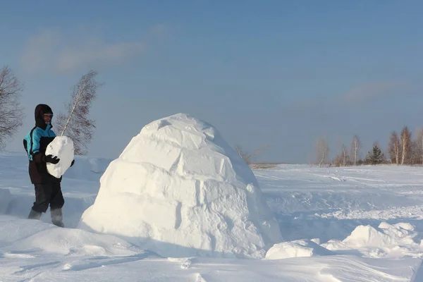 人在冬天盖一座冰屋在暴风雪中 — 图库照片