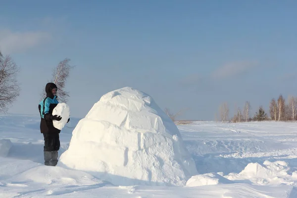人在冬天盖一座冰屋在暴风雪中 — 图库照片