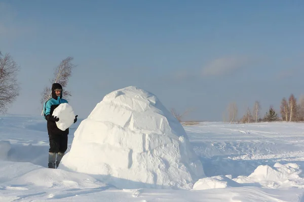 人在冬天盖一座冰屋在暴风雪中 — 图库照片