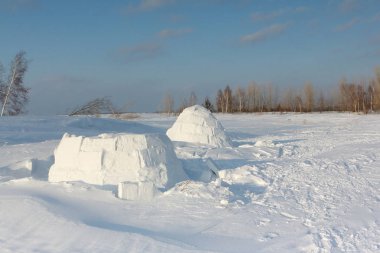 Kışın karlı glade Igloo ayakta