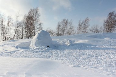 Kışın karlı glade Igloo ayakta