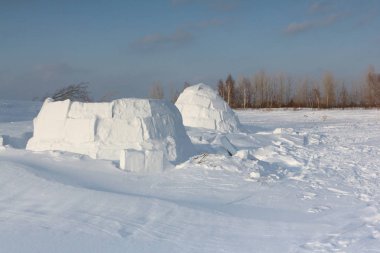 Kışın karlı glade Igloo ayakta