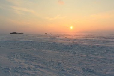 Günbatımı, kış, Ob nehir, Sibirya, Rusya donmuş nehir üzerinde