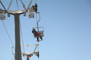 Adam karşı teleferik gökyüzünün kamera ile