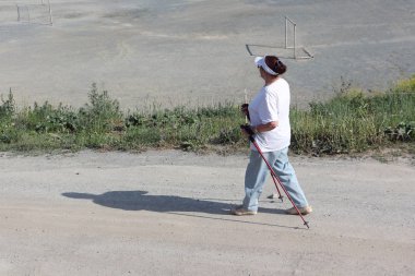 Nordic Walking - yaşlı kadın hiking yaz aylarında