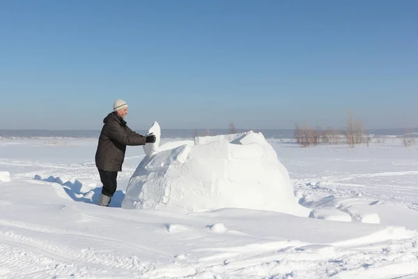 人在冬天盖一座冰屋的林间空地上的雪块 — 图库照片