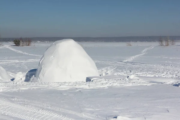 圆顶冰屋站在白雪皑皑的空地在冬天 — 图库照片