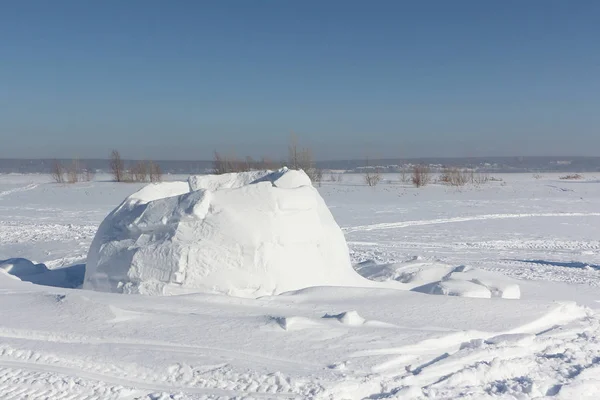 冬季雪林中未完工的冰屋 — 图库照片