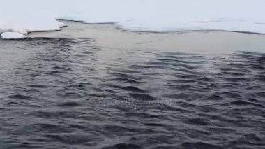 Cari kar arasında kış günbatımı üzerinde nehirde su