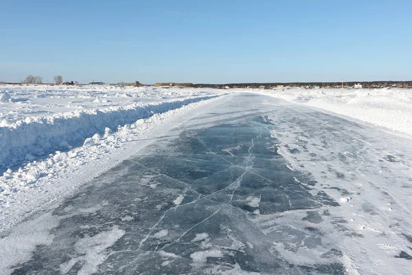 Lód drogowego na zamarzniętym zbiorniku na Syberii zimą, rzeka Ob, — Zdjęcie stockowe