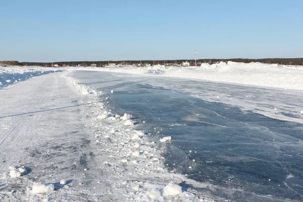 Ijs weg op een bevroren reservoir in de winter, ob., Siberië — Stockfoto