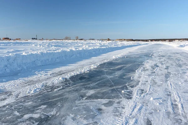 Eisstraße auf einem gefrorenen Stausee im Winter, ob Fluss, Sibirien — Stockfoto