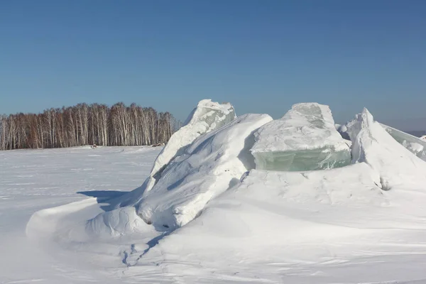 Rompiendo hielo en el río a principios de primavera —  Fotos de Stock