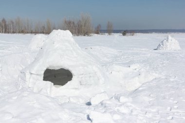 Igloo kışın kar glade üzerinde 