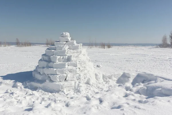 Igloo em uma clareira de neve no inverno — Fotografia de Stock