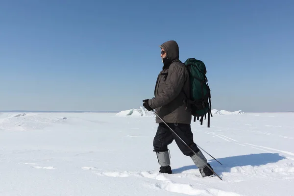 Nordic Walking - vuxen man med ryggsäck vandring på snö — Stockfoto