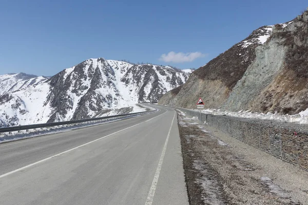 Gabion - protección de la carretera de montaña contra el talus rocoso —  Fotos de Stock