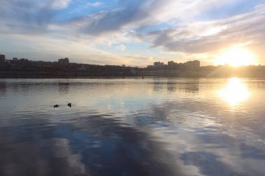 Nehirde gün batımı