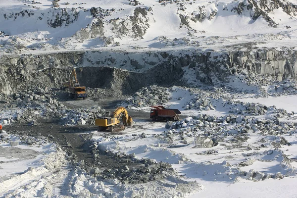 Pozo en la producción de una piedra de construcción en el camino abierto — Foto de Stock