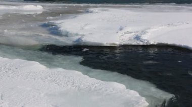 Baharda turkuaz nehirde sürüklenen buz