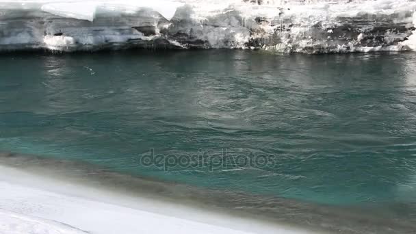 Ghiaccio alla deriva sul fiume turchese in primavera — Video Stock