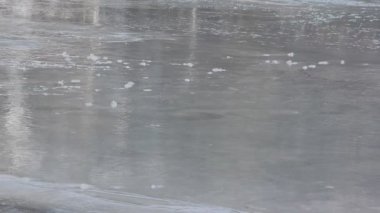 Nehir, Katun Nehri, Altay, Rusya Federasyonu eriyen buz yüzeyinin akan su 