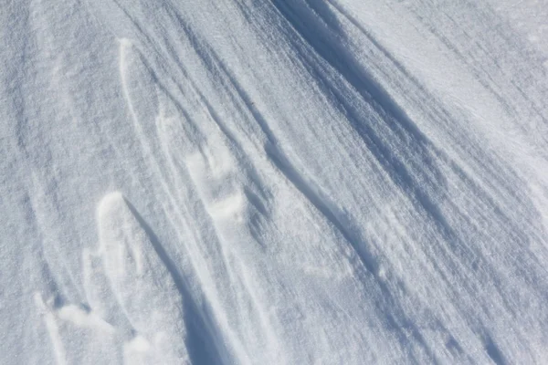 Sneeuw achtergrond op het oppervlak van een bevroren rivier in de winter — Stockfoto