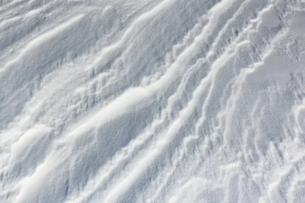 Сніговий фон на замерзлій поверхні річки взимку — стокове фото