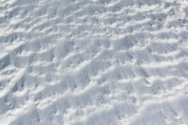 冬の凍った川の表面に雪の背景 — ストック写真