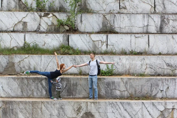 Entrenamiento de pareja bailando en un viaje en tiempo libre en un pozo de mármol —  Fotos de Stock