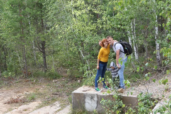 Gelukkige familie reizen rond Siberië — Stockfoto