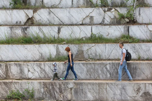男、女、子供、su の大理石のピットの周り旅行 — ストック写真