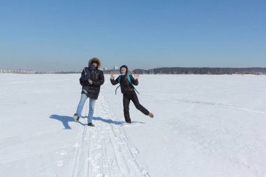 Adam, kadın ve çocuk kışın kar Nehri üzerinde yürüme