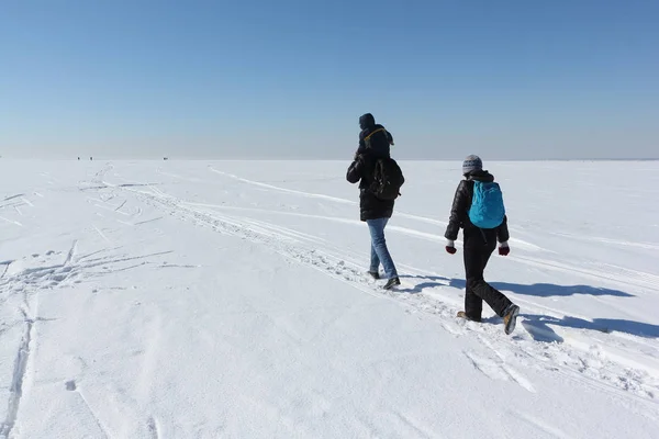 Homem, mulher e a criança caminhando no rio de neve no inverno — Fotografia de Stock