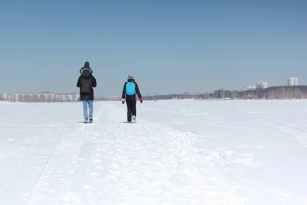Mann, Frau und Kind gehen im Winter auf dem Schneefluss — Stockfoto