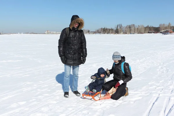 Glückliche Familie beim Winterspaziergang im Schnee — Stockfoto