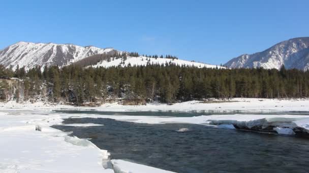Confluencia del derretimiento de los ríos a principios de la primavera — Vídeo de stock
