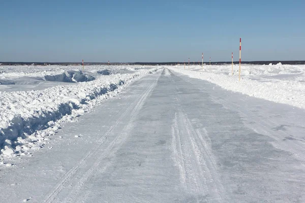 Strada di ghiaccio che si scioglie su un serbatoio ghiacciato in inverno — Foto Stock