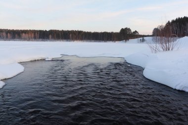 Günbatımı nehirde su akışı 
