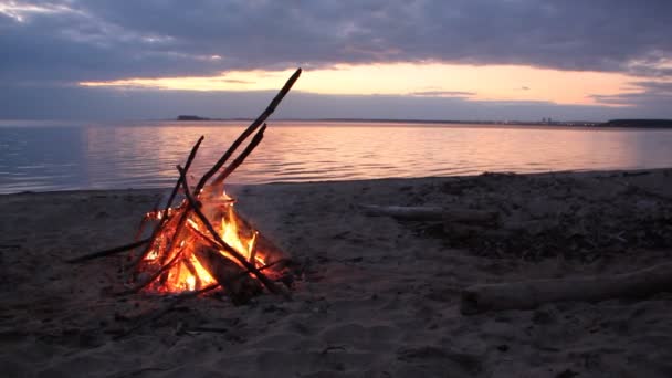 日落在河岸上燃烧的篝火 — 图库视频影像