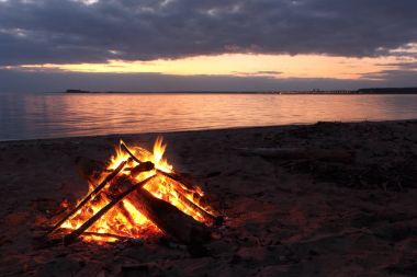 Nehir kıyısındaki sunset bulvarında yakıcı şenlik ateşi