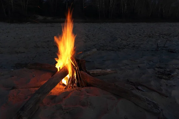 Bonfire υπό μορφή αστερίσκο καύση στην άμμο — Φωτογραφία Αρχείου