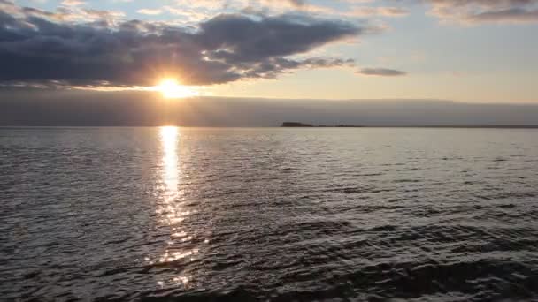 Puesta de sol en el embalse. Río Ob, Siberia, Rusia — Vídeos de Stock