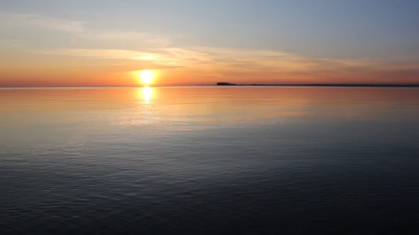 Západ slunce na břehu přehrady. Ob řeka, Sibiř, Rusko — Stock video