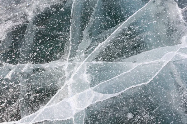 Repedések a jeges felületen a folyó tavasszal — Stock Fotó