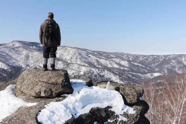 Человек, стоящий на вершине горы, Горный круг, Алтай, Россия — стоковое фото