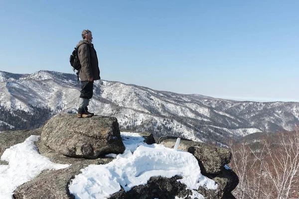 Человек, стоящий на вершине горы, Горный круг, Алтай, Россия — стоковое фото