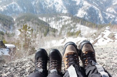 Trekking botları mounta kenarında erkek ve kadın bacakları